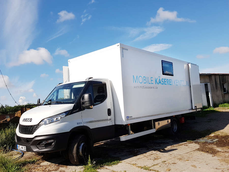 LKW der Mobilen Käserei Kentzlin auf dem Biohof Gäbenitz (Müritz)