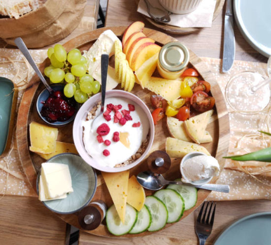 Frühstücksteller mit Käse und Obst im Café Südwest in Stralsund