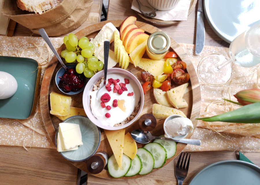 Frühstücksteller mit Käse und Obst im Café Südwest in Stralsund